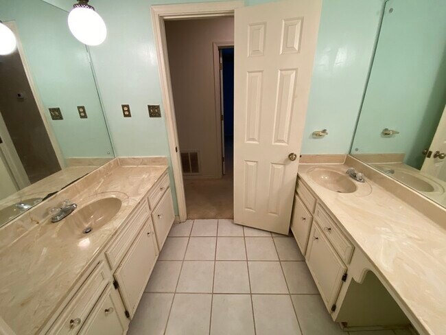 Building Photo - 5075 Riverwood Cir - NE Jackson