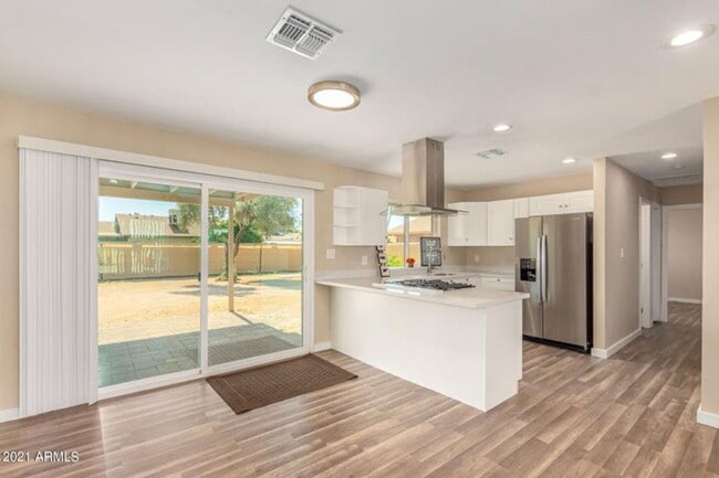 Building Photo - 7361 W Shangri La Rd