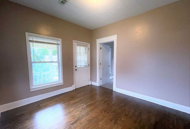 Building Photo - RENT SPECIAL! 2 Bed 1 Bath Home! $1025.00