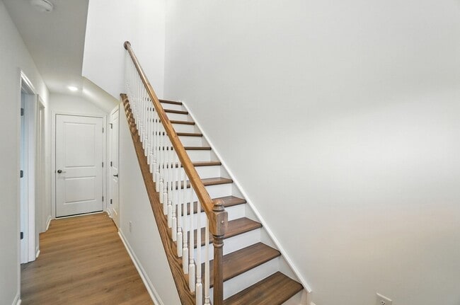 Building Photo - Brand-new three-story townhome in the Univ...