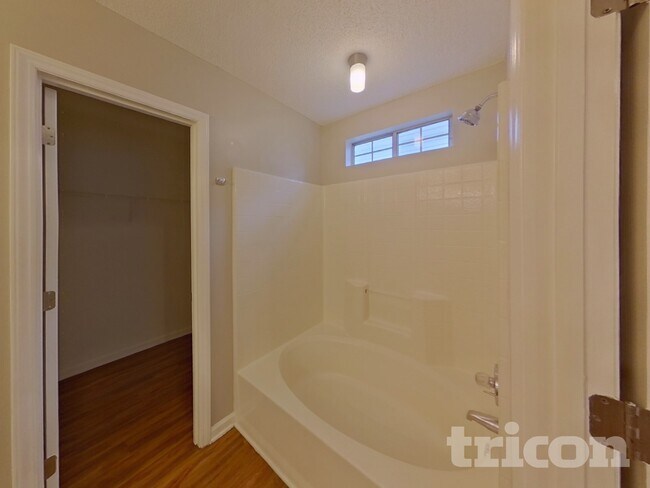 Building Photo - 8523 Lockerbie Ln