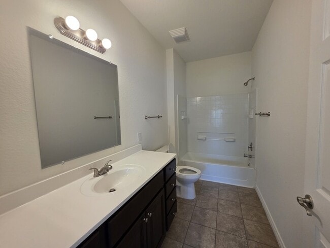 Building Photo - 3/2/2 Oakdale floorplan