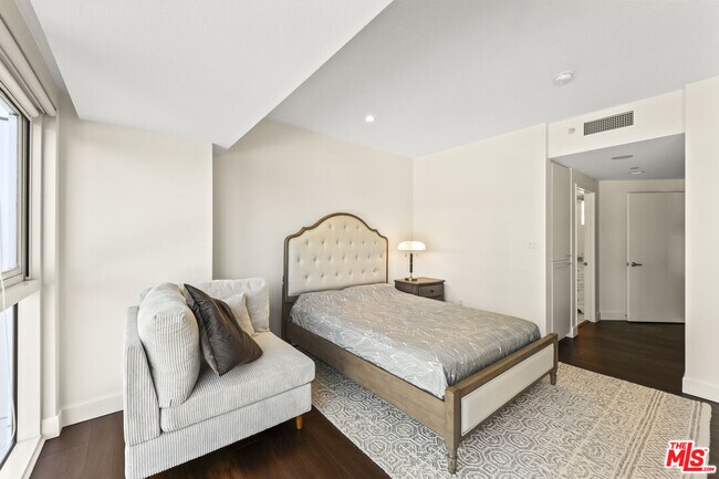 Building Photo - 13600 Marina Pointe Dr