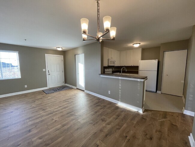 Building Photo - Spotless RANCH 2 Bed, 2 Bath Condo With 1 ...