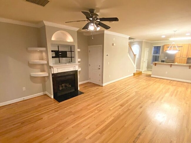 Building Photo - Hot 2 bed 2.5 bath townhome  in Uptown Charlotte!