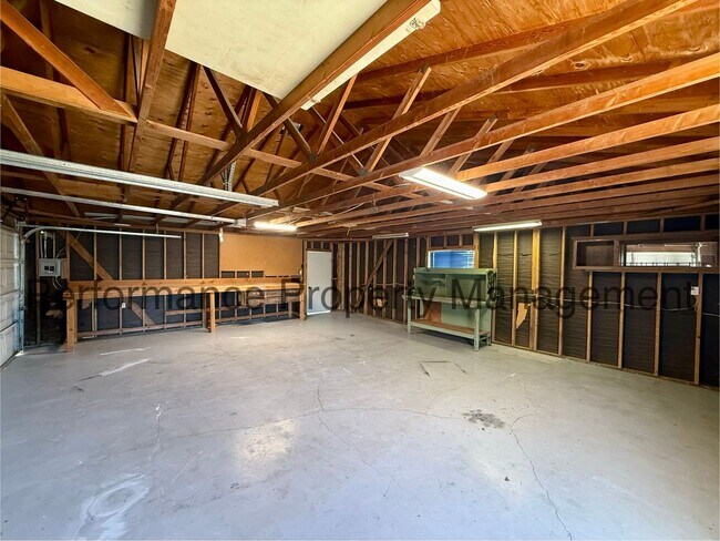 Building Photo - Gorgeous 3 Bed/2 Bath Taft Home w/ Finished Basement, 3 Car Garage & $0 Deposit Option