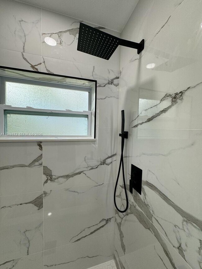 Building Photo - 11912 NE 10th Ave