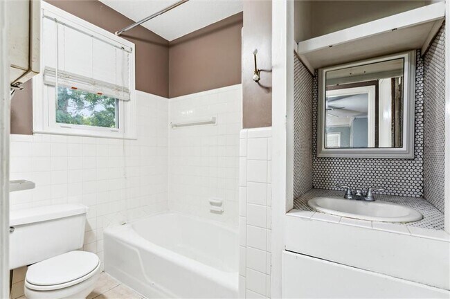Building Photo - 315 Azalea Cir W
