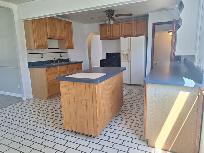 Building Photo - Charming 3 bedroom bungalow freshly updated