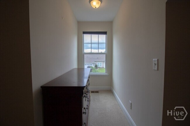Building Photo - 4 Gresham Ln