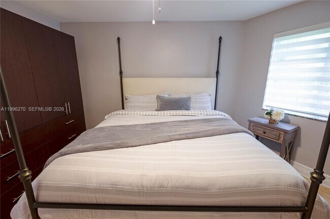 Building Photo - 1723 NE Miami Gardens Dr