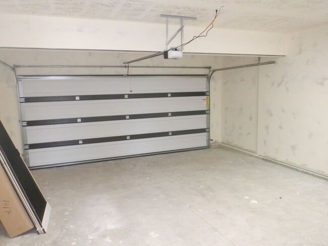 Building Photo - 3 Bed - 2.5 Bath, Newer Construction, Larg...