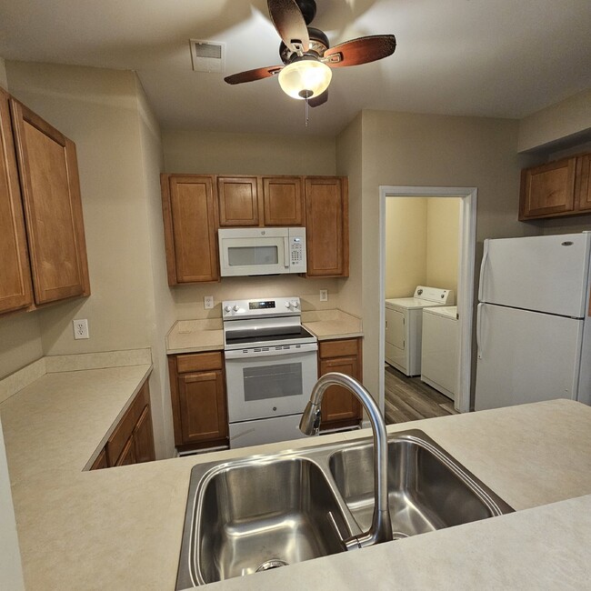 Building Photo - "2 Bedroom Townhome, 2.5 Bathroom, 2 Car G...