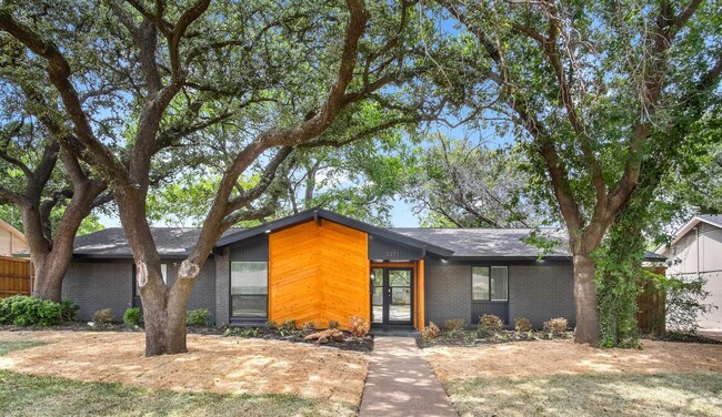 Primary Photo - Bright Northwest Dallas home on large quar...