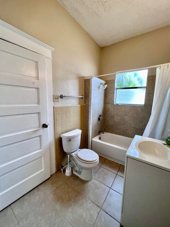 Building Photo - 2016 Rosario St