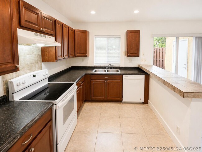 Building Photo - 5728-5728 Blueberry Ct