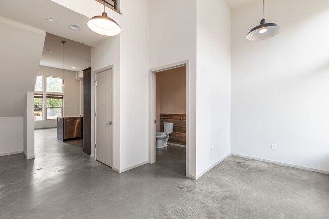 Building Photo - Stylish 3 BR/ 2/5 BA townhouse in Seattle