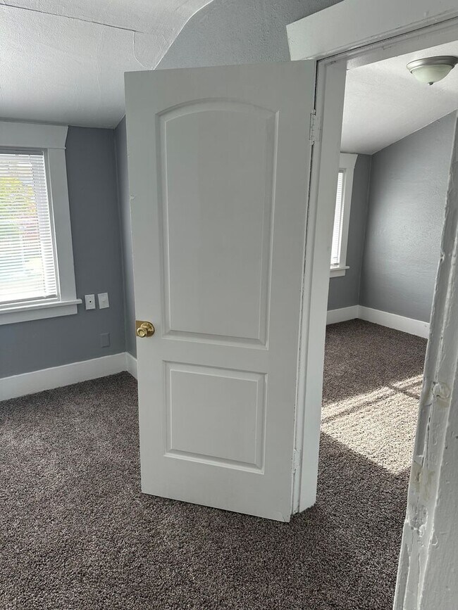 Building Photo - 4+ bedrooms, 1.75 bathrooms in South Tacoma
