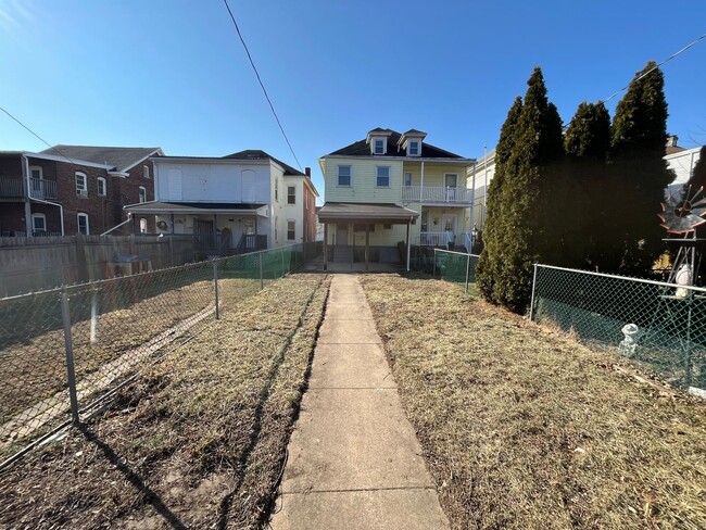 Building Photo - Duplex located on Concord Street in Hagers...