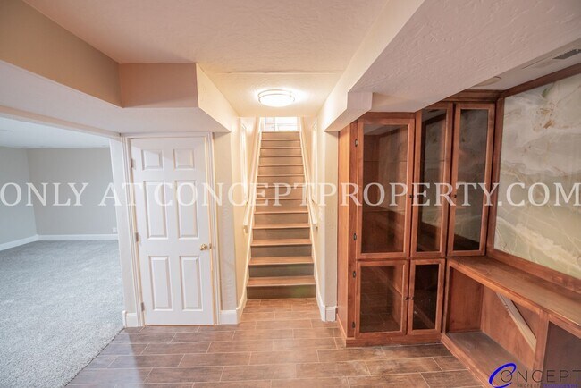 Building Photo - Attractive 4 Bed 3 Bathroom Home: Backing Park - 2 Car Garage