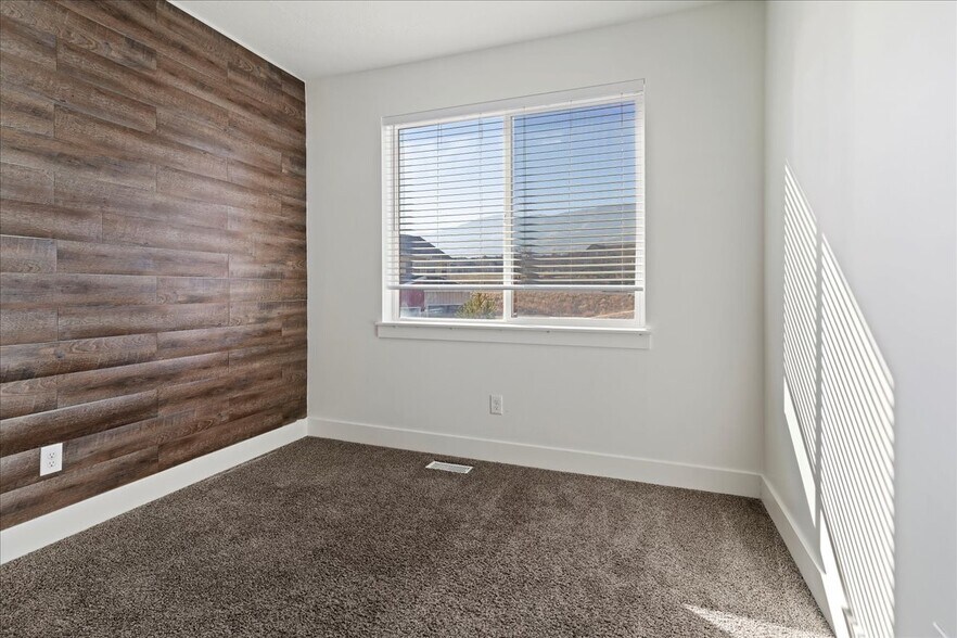 Building Photo - 2333 S Long Dr