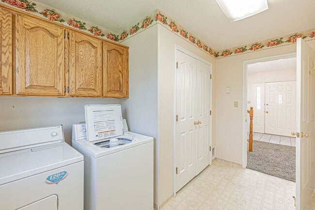 Building Photo - **Charming 3-Bed, 2.5-Bath Home in Idaho F...