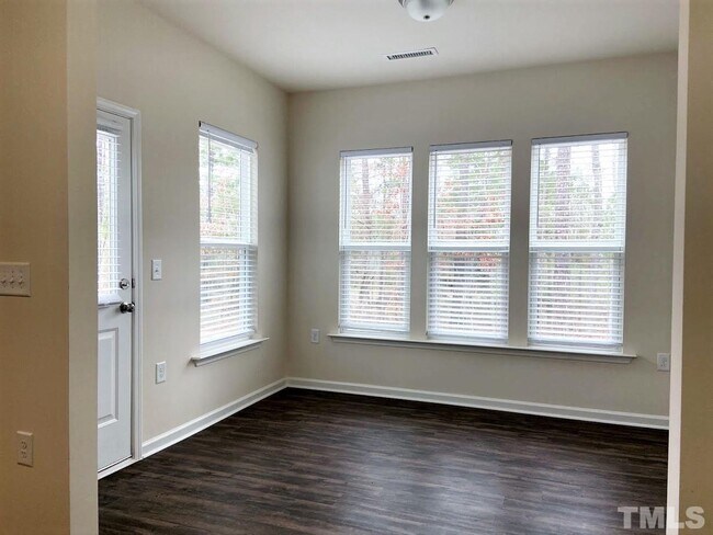 Building Photo - 3 Bedroom 2 Garage & Sunroom End Unit