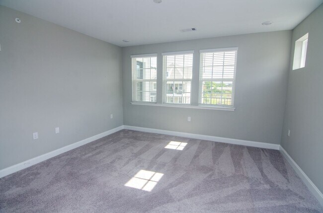 Building Photo - Stunning Condo with Garage space