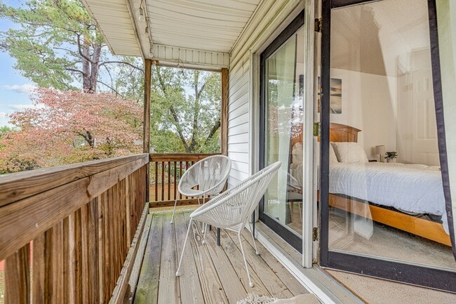 Building Photo - 1526 Fort Bragg Rd