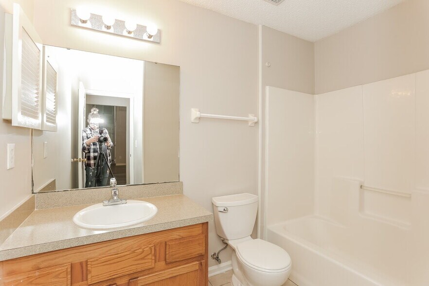 Building Photo - 1694 Aston Hall Dr E