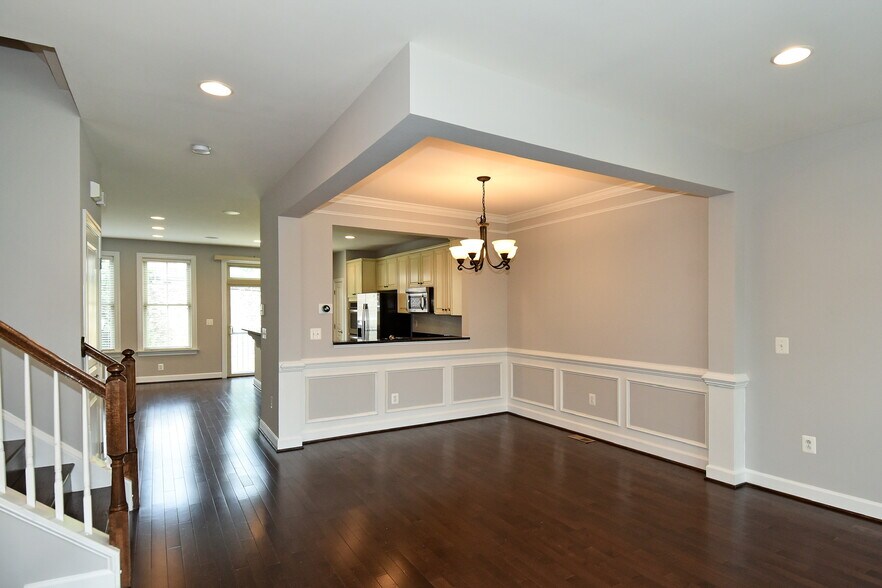 Building Photo - 2602 S Kenmore Ct