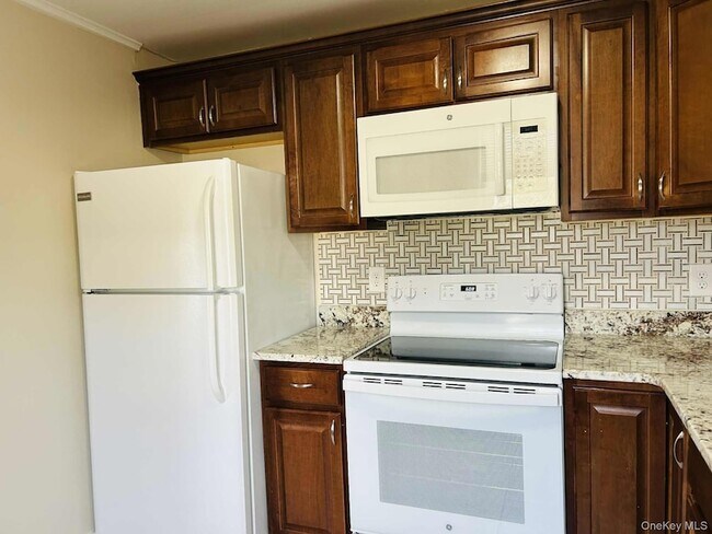 Building Photo - 22 Cozzens Ave