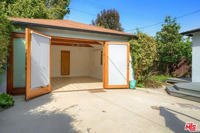 Building Photo - 2356 Pelham Ave