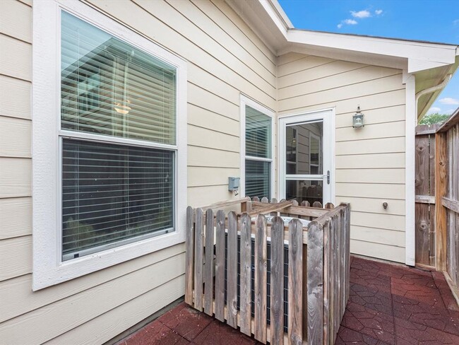Building Photo - 16010 Sweetwater Fields Ln