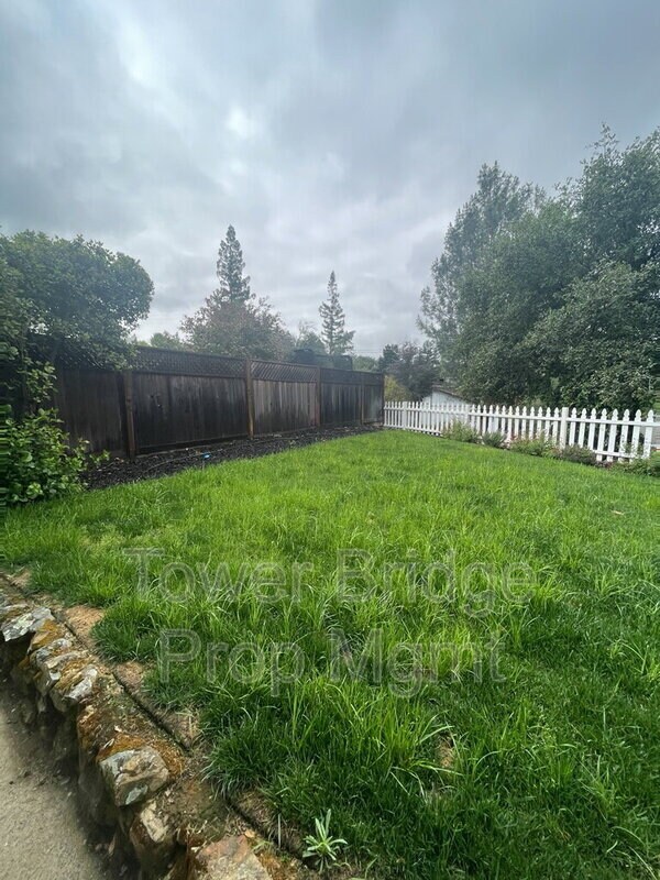 Building Photo - 737 Cresta Ct