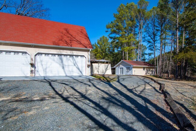 Building Photo - Tranquil loft retreat with open floorplan!...