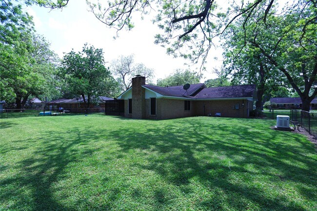 Building Photo - 115 Irwin Rd