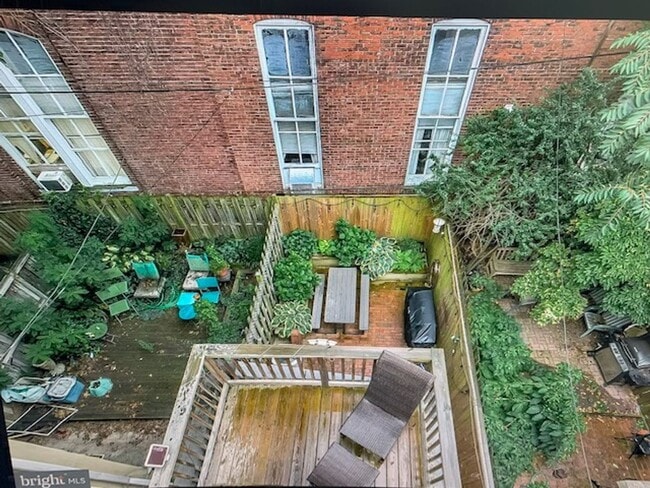 Building Photo - Fed Hill Luxury Townhome  ROOFTOP DECKS!