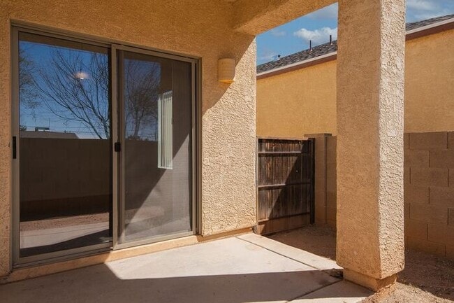 Building Photo - House For Rent