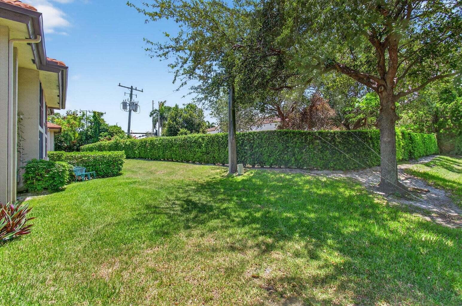 Building Photo - 400 Club Cir