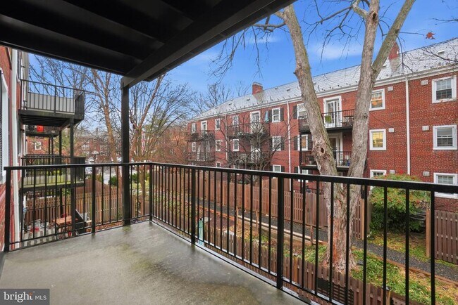 Building Photo - 3059 S Buchanan St