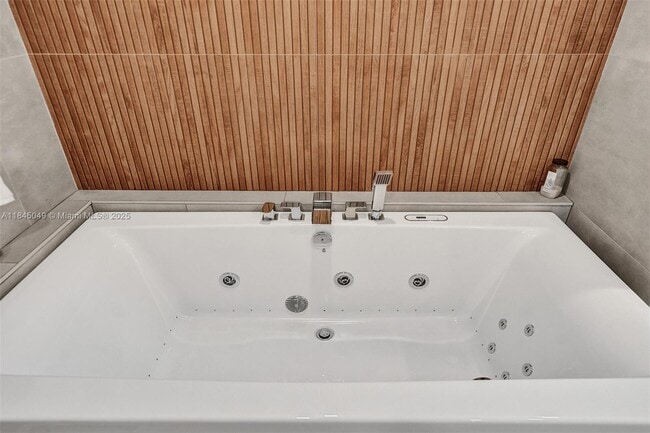 Building Photo - 1021 Guava Isle
