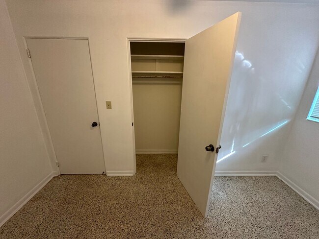 Building Photo - 2 Bedroom, 1 Bath Duplex in Leesburg!