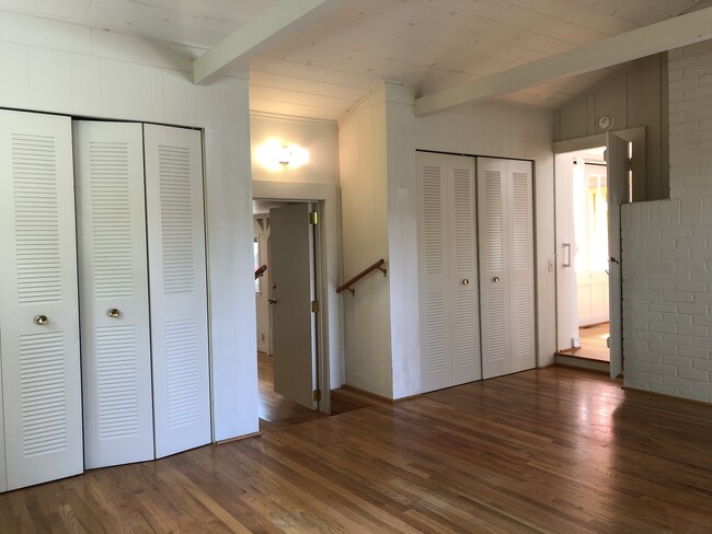 Building Photo - Adorable Two Bedroom in Pacific Grove!