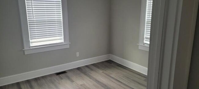 Building Photo - 2 Bedroom 1 Bath