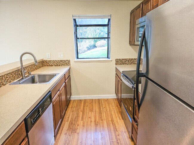 Building Photo - Coming Soon. Floor Level 2bed/2bath condo....