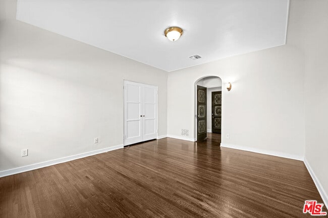 Building Photo - 208 S Rodeo Dr