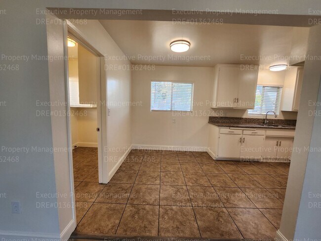 Building Photo - 3 bedroom/ 2 bathroom home located near th...