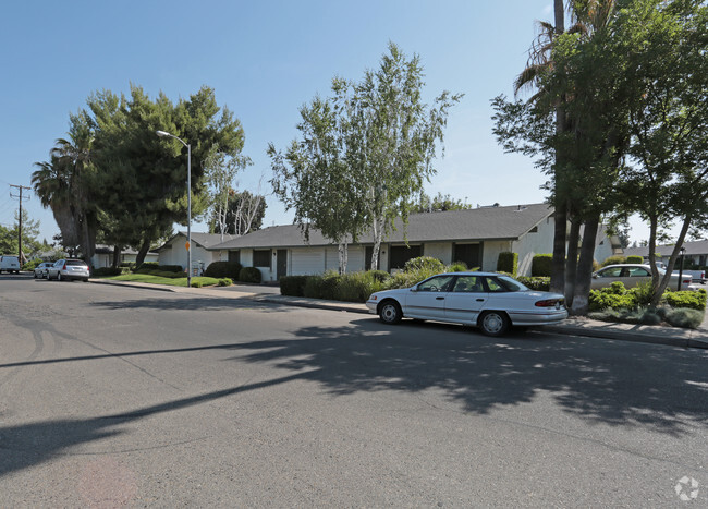 Peachwood Apartments - 389 Peach Ave Clovis CA 93612 | Apartment Finder