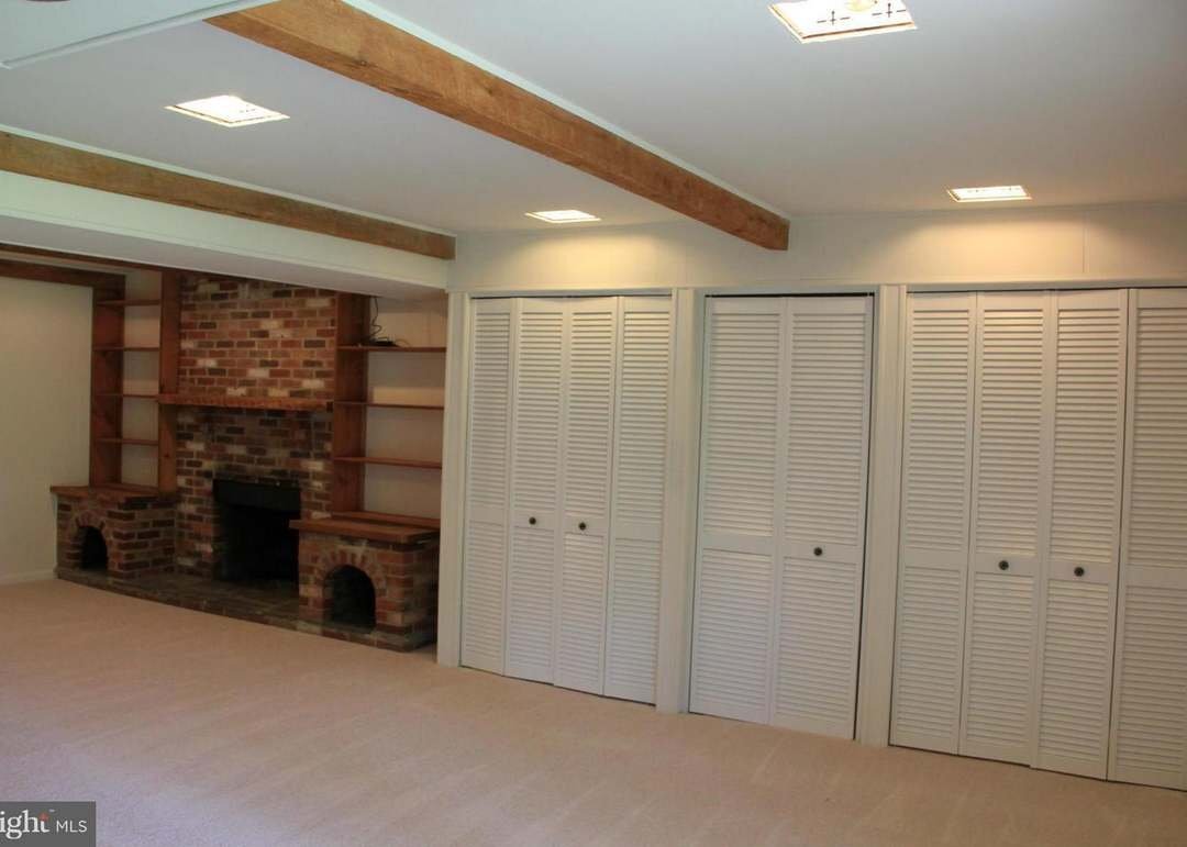 Building Photo - 8319 Sharon Dr